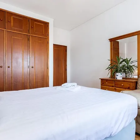 Tom's Central With Rooftop Terrace & Spacious Pool *