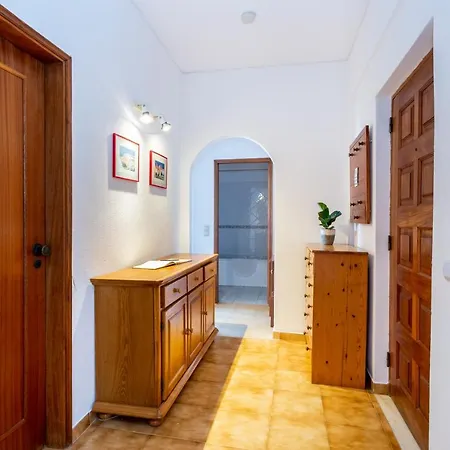 Tom's Central With Rooftop Terrace & Spacious Pool *